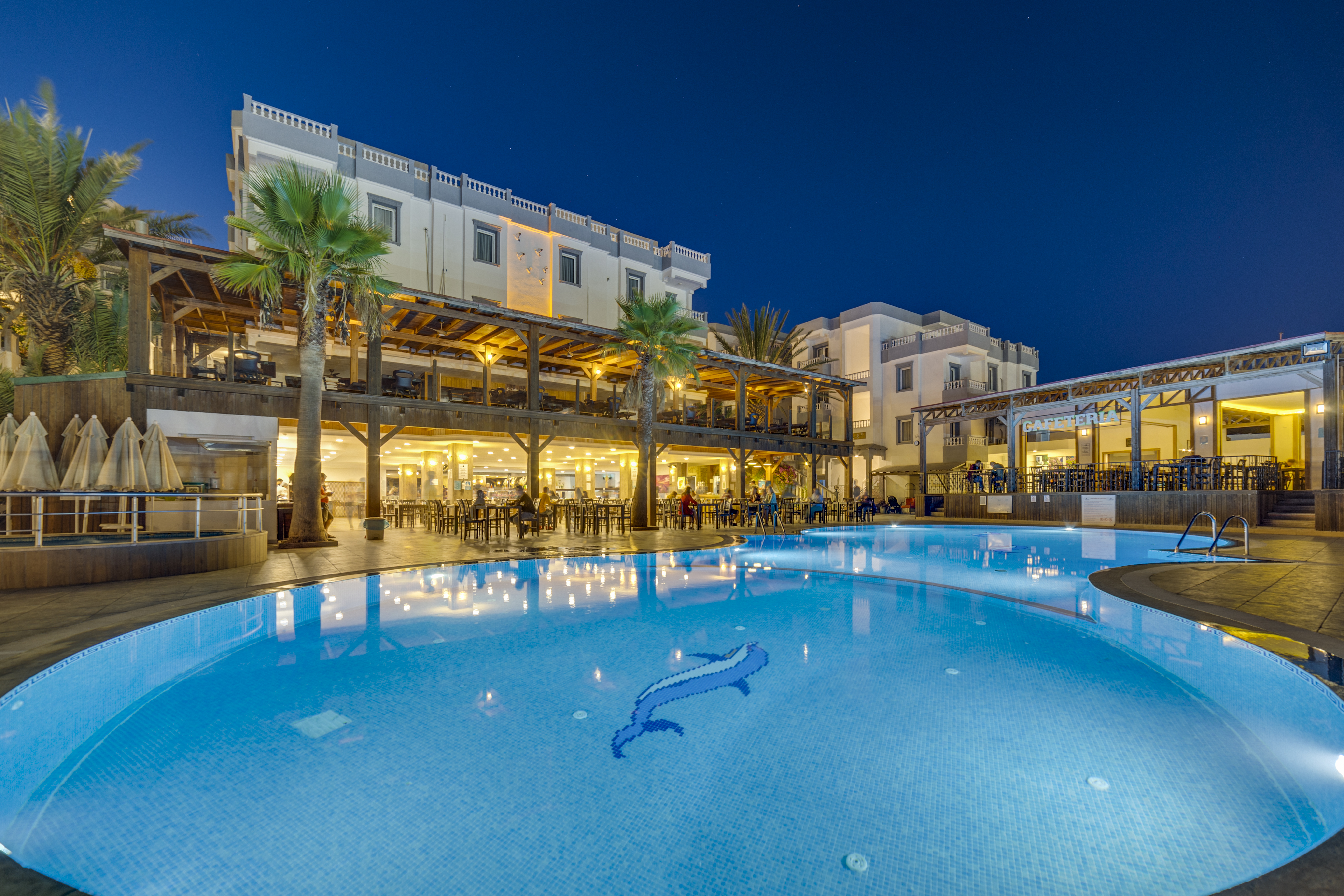 Akşam ışıklarında havuz ve otel